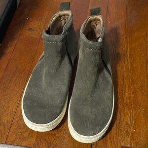 Sofft Olive Green Leather Upper Slip-On Sneakers women’s size 9